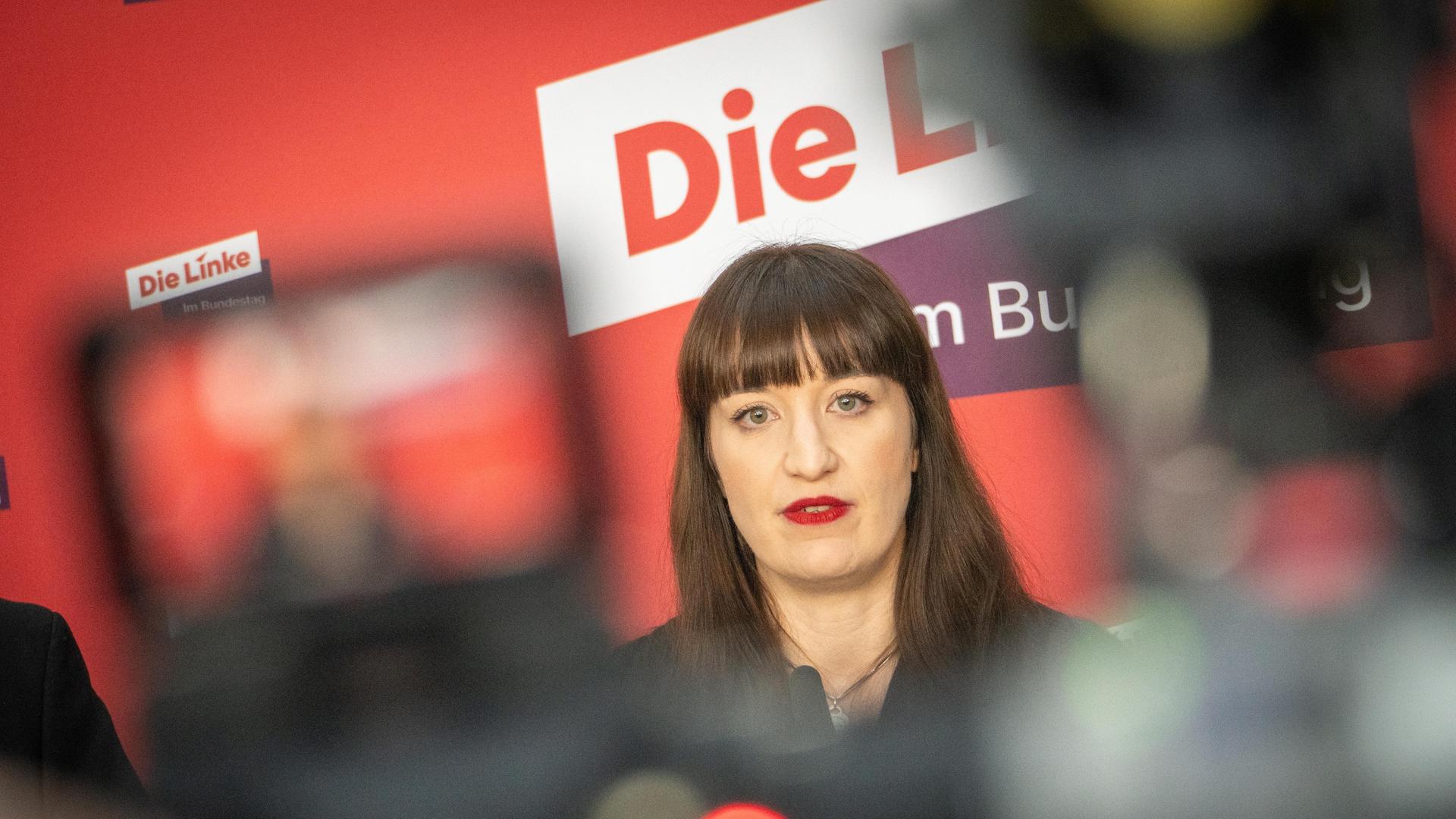 Heidi Reichinnek, Bundesvorsitzende und Fraktionsvorsitzende Die Linke, gibt im Deutschen Bundestag  ein Statement.