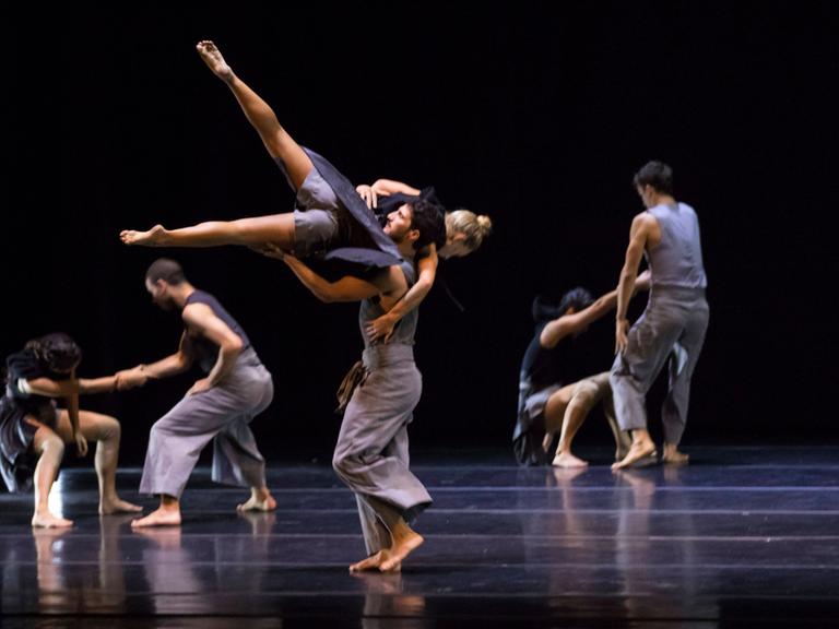 Vertigo Dance Company bei der Arbeit auf der Bühne.