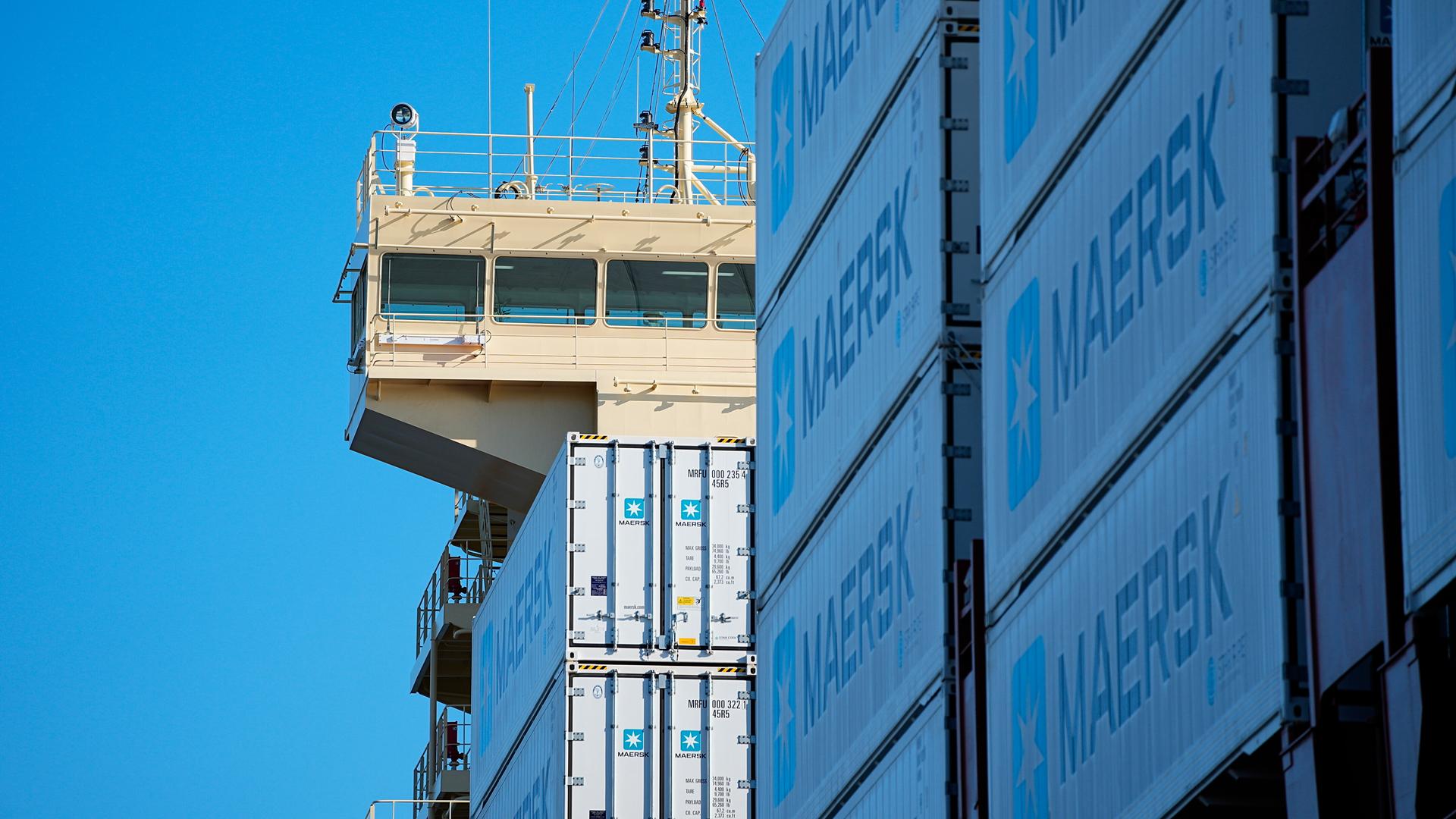 Containerschiff des Logistikunternehmens Maersk, zu sehen sind mehrere Container. Aufnahme vom 14.09.2023