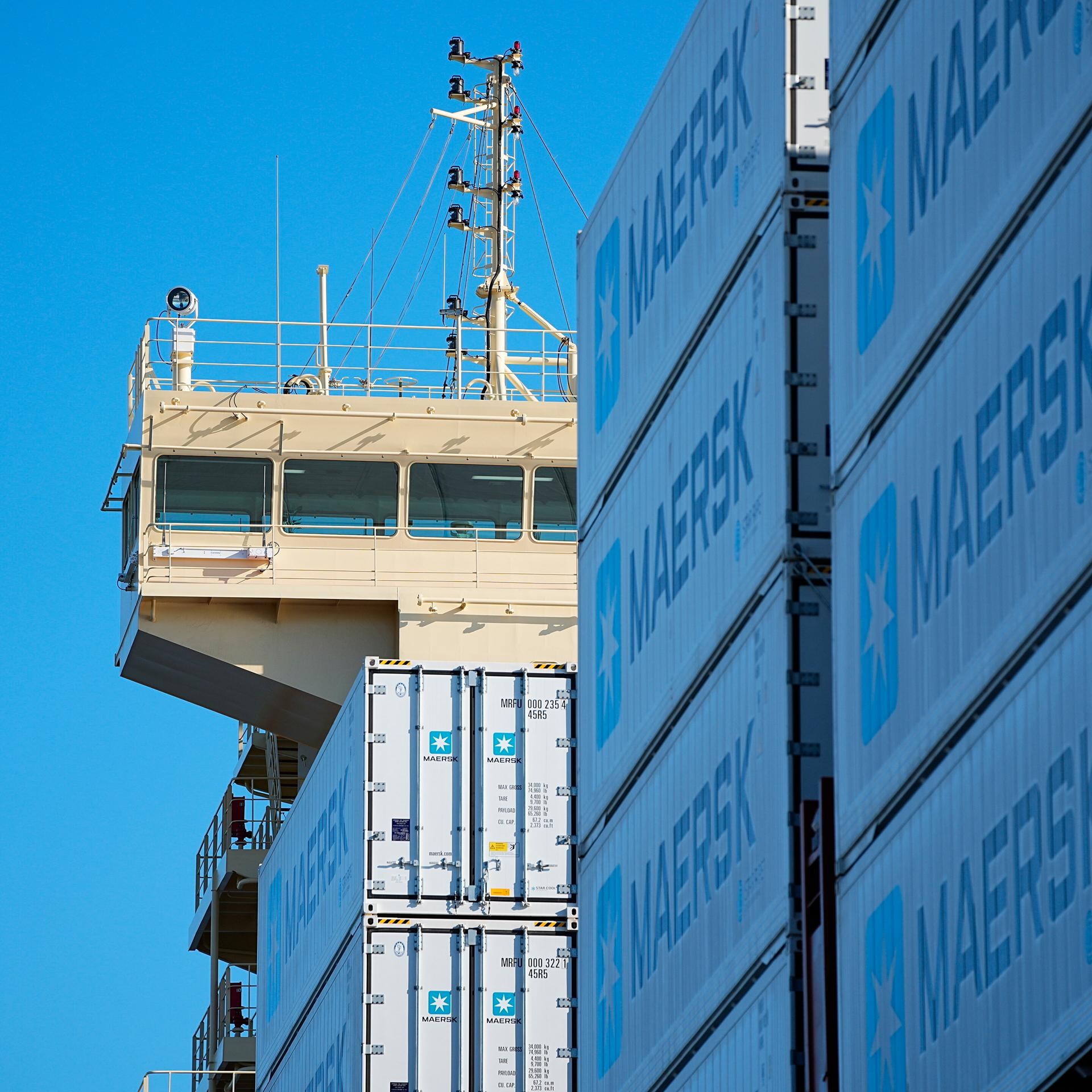 Containerschiff des Logistikunternehmens Maersk, zu sehen sind mehrere Container. Aufnahme vom 14.09.2023