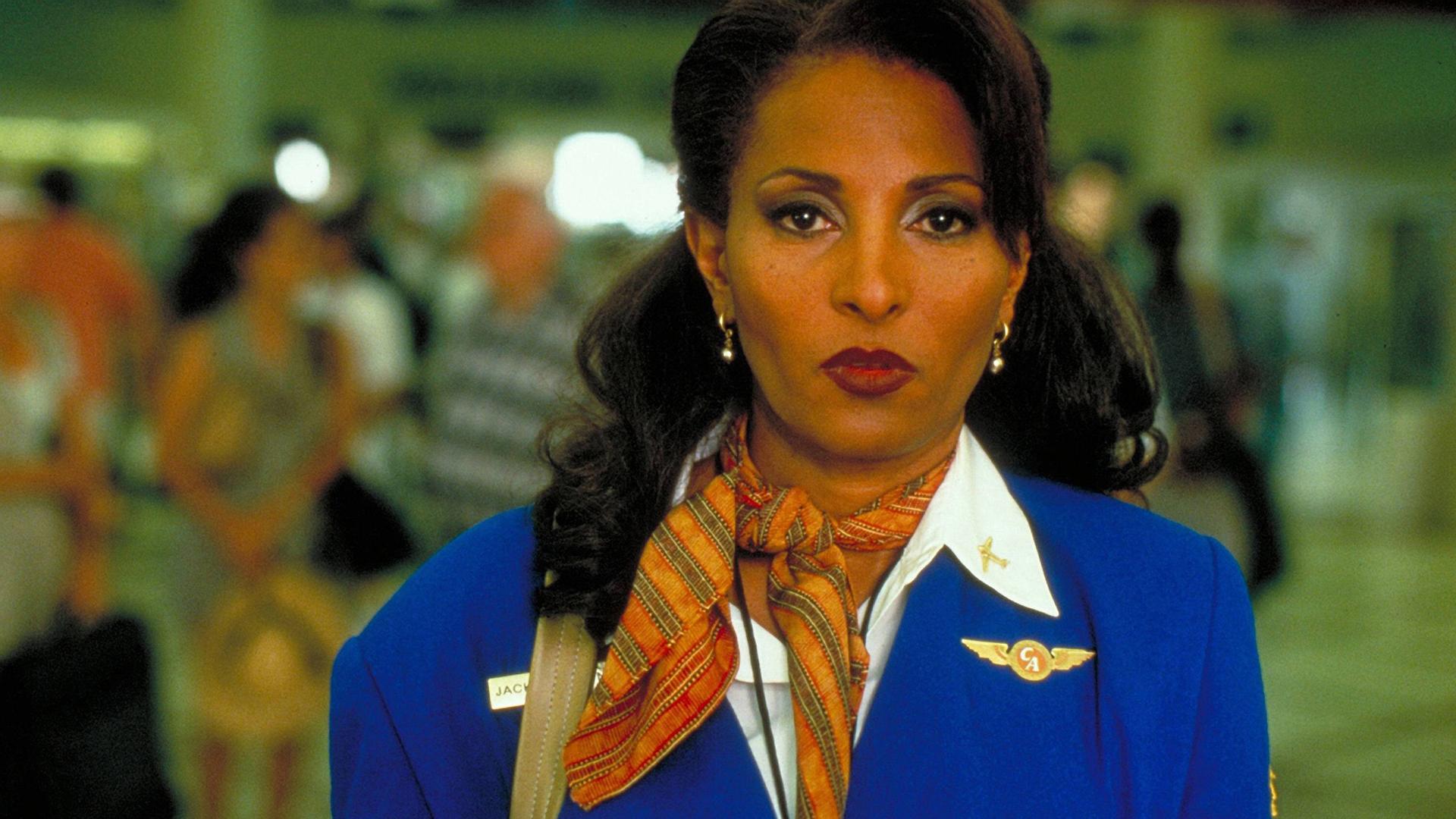 Filmstill aus "Jackie Brown" von Quentin Tarantino aus dem Jahr 1997. Die Schauspielerin Pam Grier in Stewardess Uniform mit entschlossenem ernsten Blick. Filmstill aus "Jackie Brown" von Quentin Tarantino aus dem Jahr 1997. Die Schauspielerin Pam Grier in Stewardess Uniform mit entschlossenem ernsten Blick.