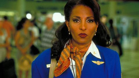Filmstill aus "Jackie Brown" von Quentin Tarantino aus dem Jahr 1997. Die Schauspielerin Pam Grier in Stewardess Uniform mit entschlossenem ernsten Blick. Filmstill aus "Jackie Brown" von Quentin Tarantino aus dem Jahr 1997. Die Schauspielerin Pam Grier in Stewardess Uniform mit entschlossenem ernsten Blick.