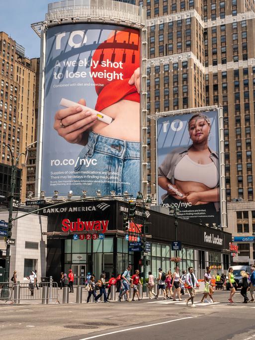 Grosse Werbung an einer Hauswand für "Wegovy" zur Gewichtsabnahme vor der Penn Station in New York, Juni 2024.