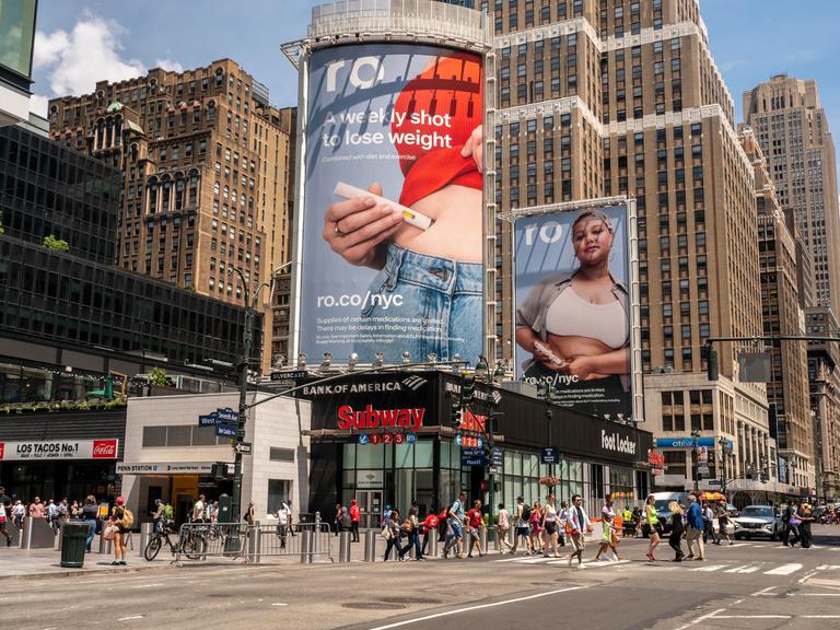 Grosse Werbung an einer Hauswand für "Wegovy" zur Gewichtsabnahme vor der Penn Station in New York, Juni 2024.