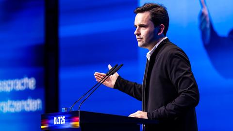 Johannes Winkel (CDU), Bundesvorsitzender der Jungen Union (JU), steht im dunklen Anzug an einem Rednerpult. 