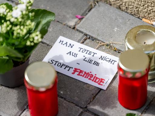 Blumen und Kerzen liegen nach einem tödlichen Messerangriff vor einem Hauseingang in Berlin-Friedrichsfelde neben einem Zettel mit der Aufschrift „Man tötet nicht aus Liebe - Stoppt Femizide“. Blumen und Kerzen liegen nach einem tödlichen Messerangriff vor einem Hauseingang in Berlin-Friedrichsfelde neben einem Zettel mit der Aufschrift „Man tötet nicht aus Liebe - Stoppt Femizide“.