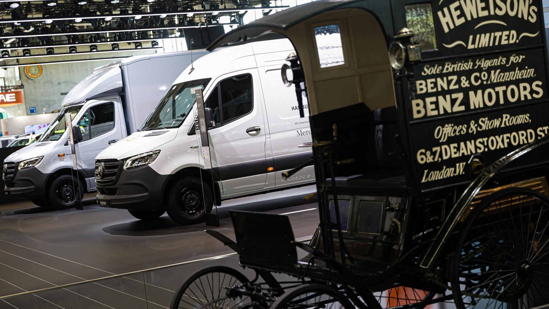 Der Stand von Mercedes-Benz auf der Messe IAA Transportation. Im Bildvordergrund ist ein Oldtimer, im Hintergrund sind moderne Kastenwagen. Der Stand von Mercedes-Benz auf der Messe IAA Transportation. Im Bildvordergrund ist ein Oldtimer, im Hintergrund sind moderne Kastenwagen.