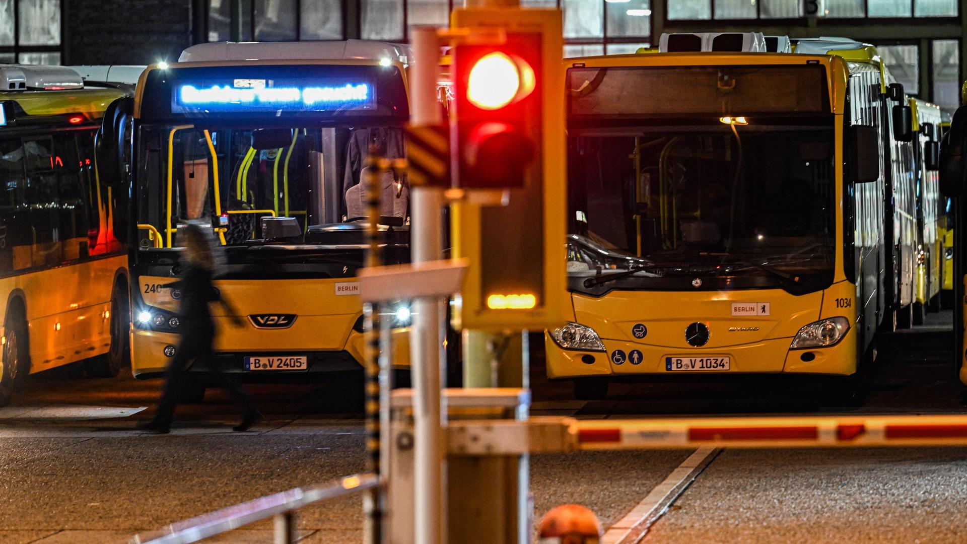 Busse stehen im BVG Omnibusbetriebshof Müllerstrasse in Berlin.