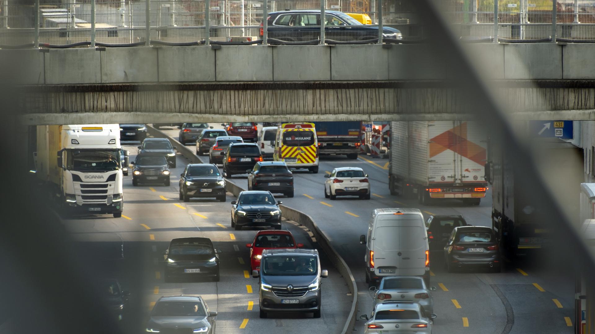 Dichter Verkehr fährt auf der Autobahn A7 im Stadtgebiet von Hamburg.