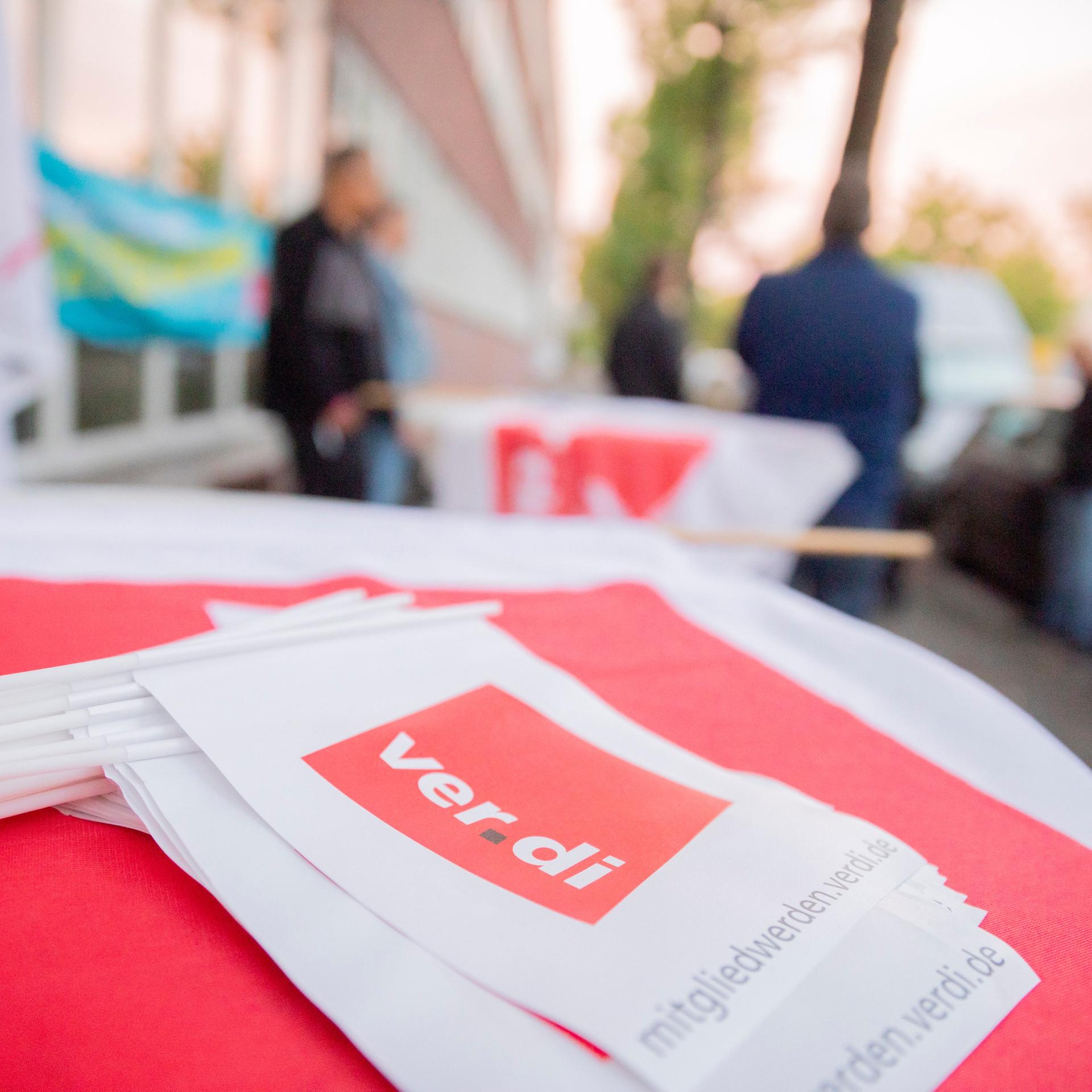 Verdi-Fähnchen liegen auf einem Tisch. 