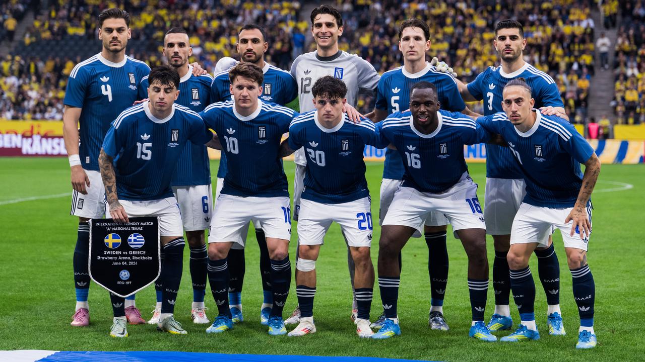 Die Startelf der griechischen Fußball-Nationalmannschaft posiert vor einem Länderspiel für die Fotografen.