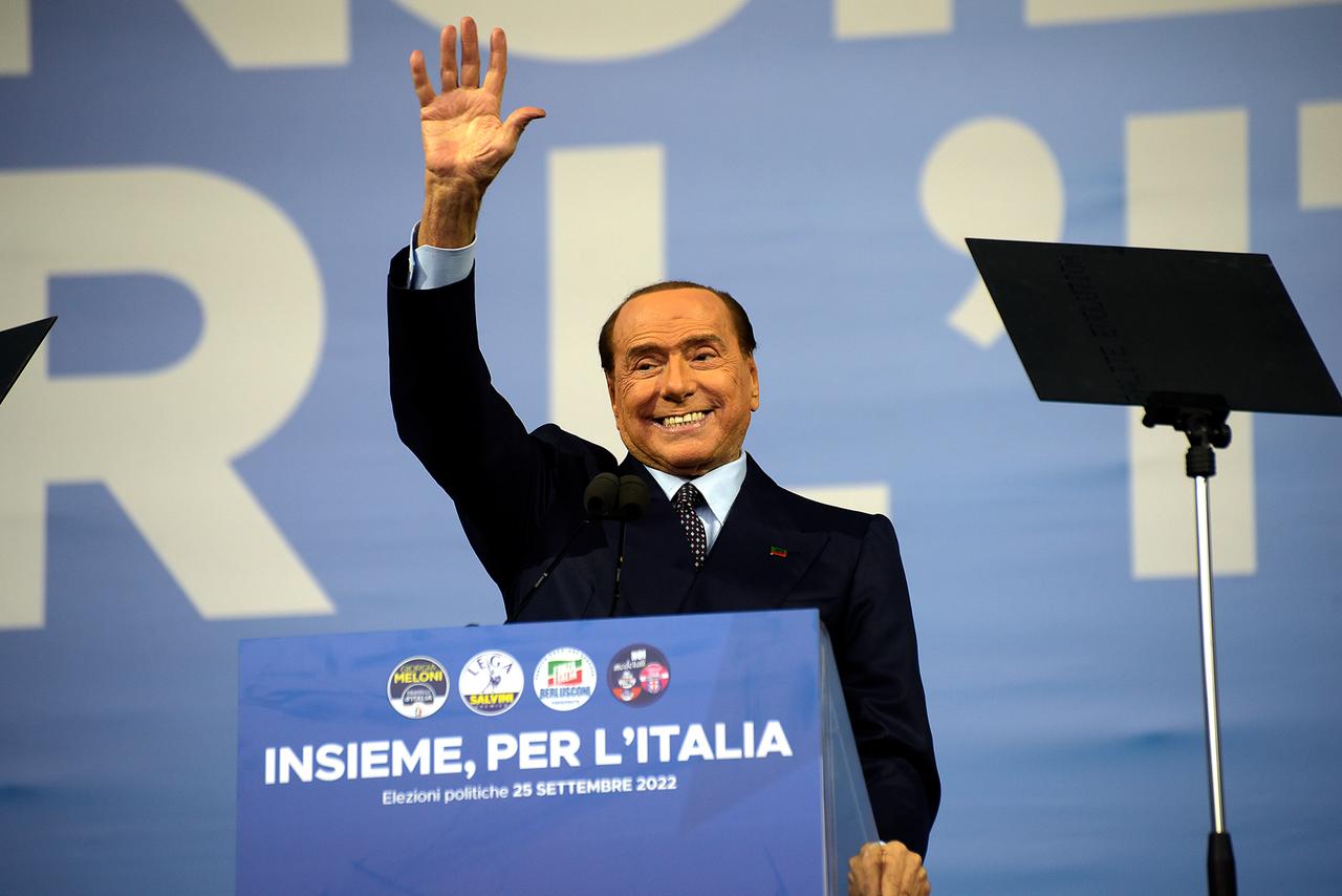 Italiens Ex-Ministerpräsident und 'Forza Italia'-Parteichef Silvio Berlusconi. Das verurteilte Polit-Schwergewicht steht wieder auf der politischen Bühne.