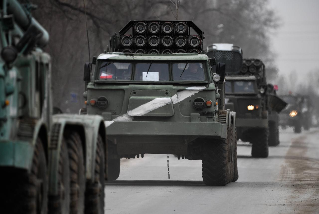 Auf einer Straße im Norden der Krim fahren russische Militärfahrzeuge; auf einem der Wagen ist ein Z aufgezeichnet. (26.02.2022)