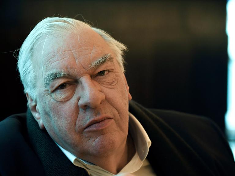Der französische Schriftsteller Didier Decoin. Hier ein Bild von 2020.
      