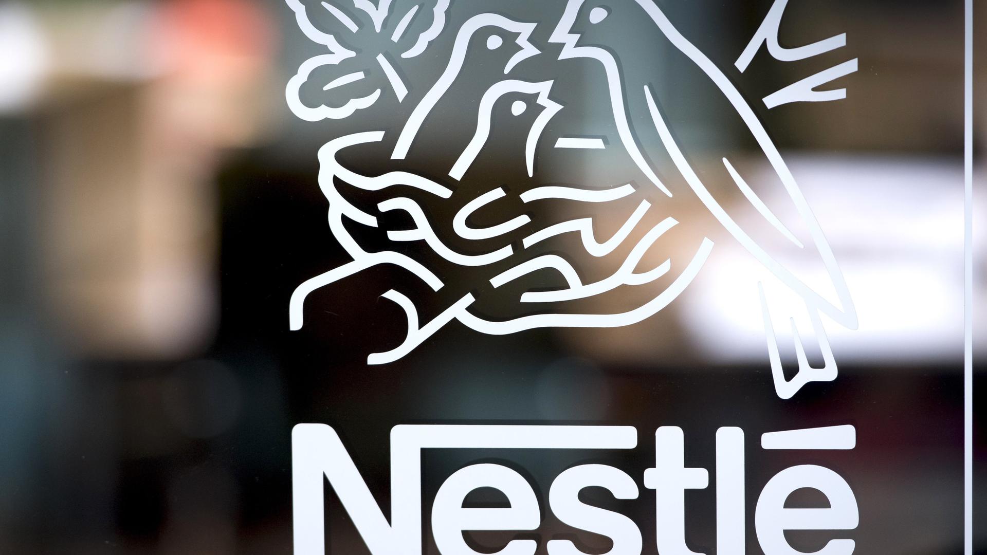 Schweiz, Vevey: Das Nestlé-Logo, aufgenommen am Rande einer Jahresbilanz-Pk des Unternehmens