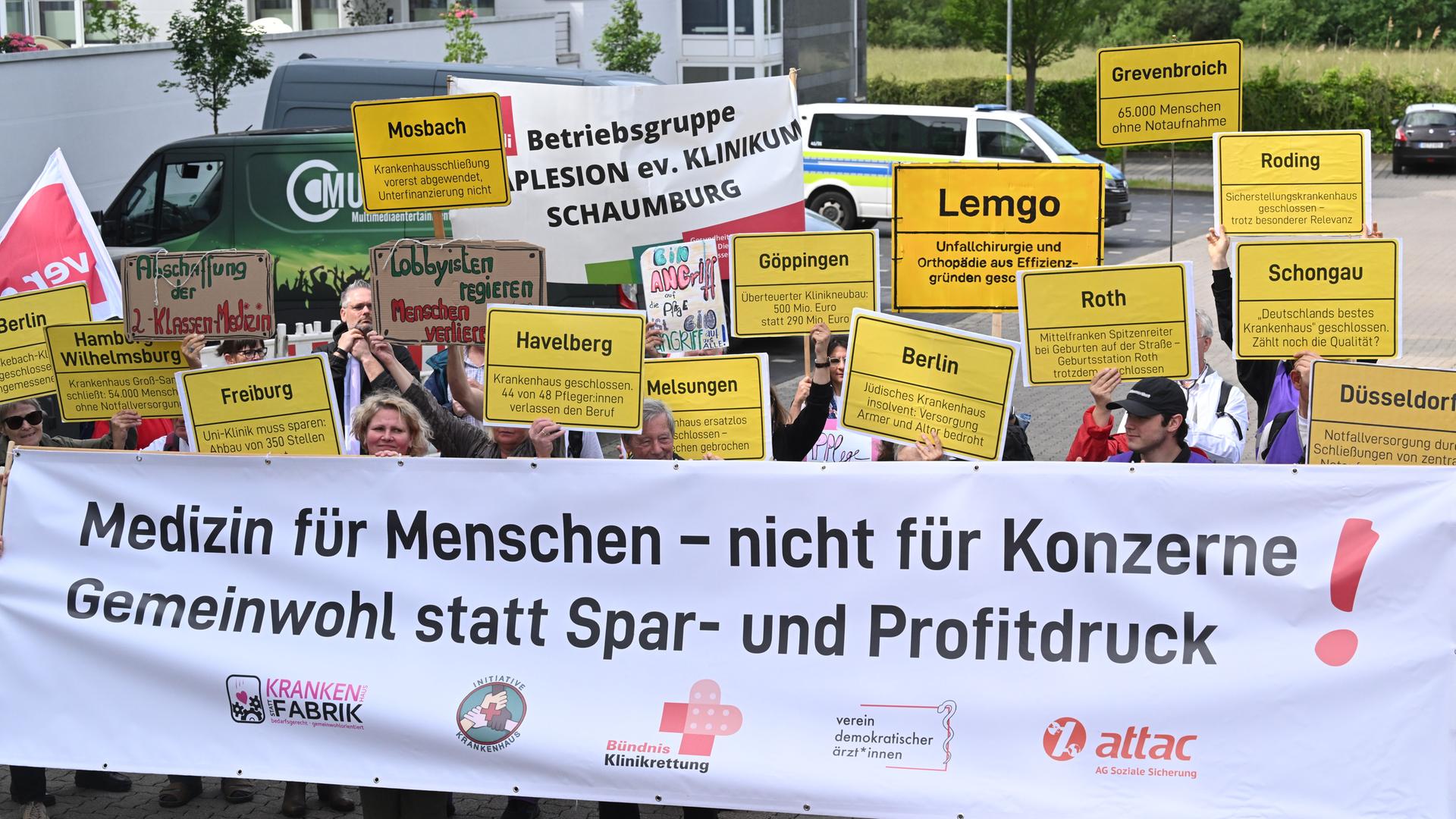 Hannover: Demonstranten halten zum Auftakt der Gesundheitsministerkonferenz Schilder bei einer Protestaktion "Medizin für Menschen, nicht für Konzerne. Gemeinwohl statt Spar- und Profitdruck!" Hannover: Demonstranten halten zum Auftakt der Gesundheitsministerkonferenz Schilder bei einer Protestaktion "Medizin für Menschen, nicht für Konzerne. Gemeinwohl statt Spar- und Profitdruck!"