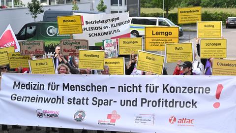 Hannover: Demonstranten halten zum Auftakt der Gesundheitsministerkonferenz Schilder bei einer Protestaktion "Medizin für Menschen, nicht für Konzerne. Gemeinwohl statt Spar- und Profitdruck!" 