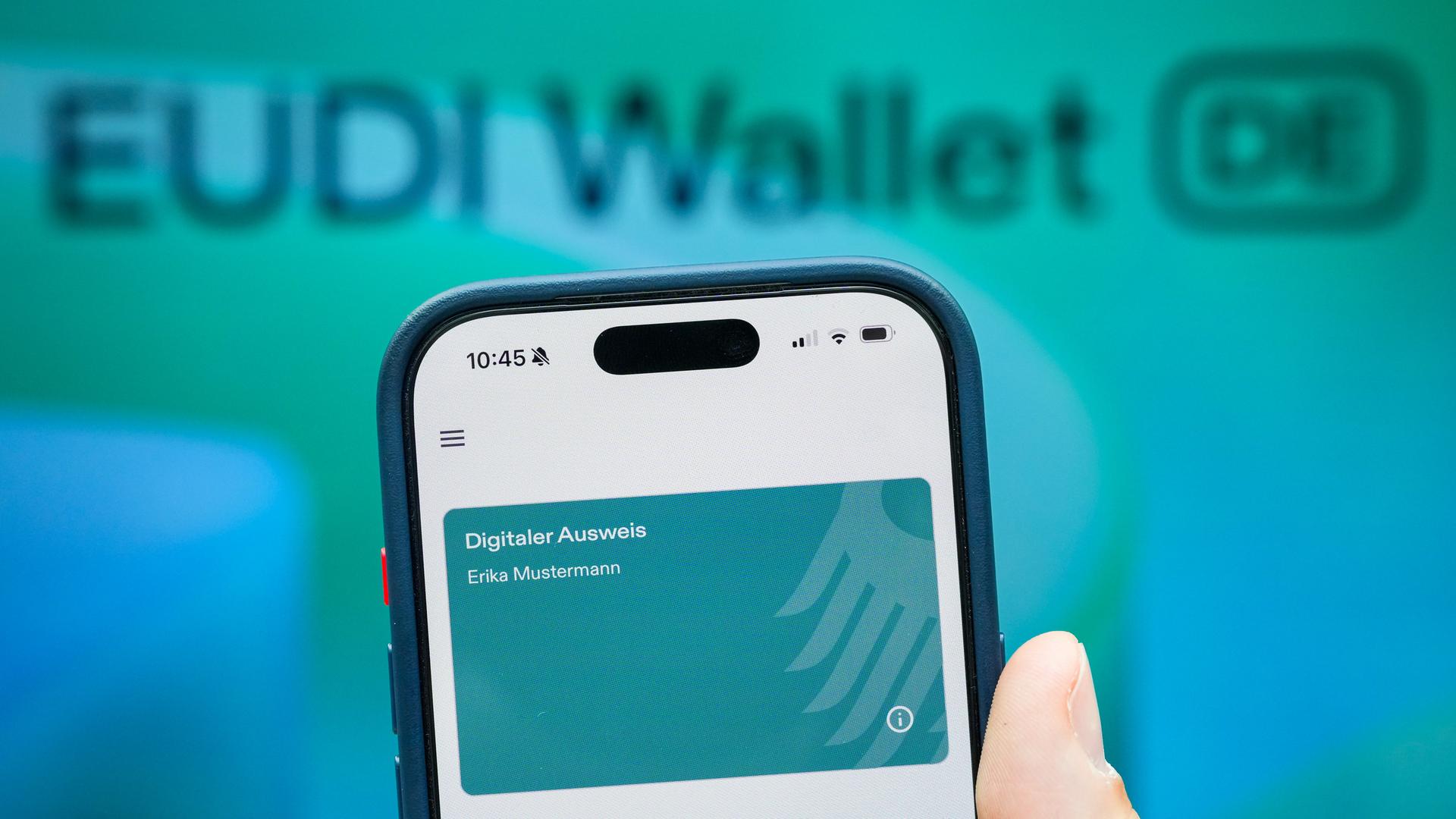 Die Hand eines Mitarbeiters hält im Ministerium für Digitales und Staatsmodernisierung ein Smartphone mit der App des Projektes EUDI-Wallet (European Digital Identity Wallet).