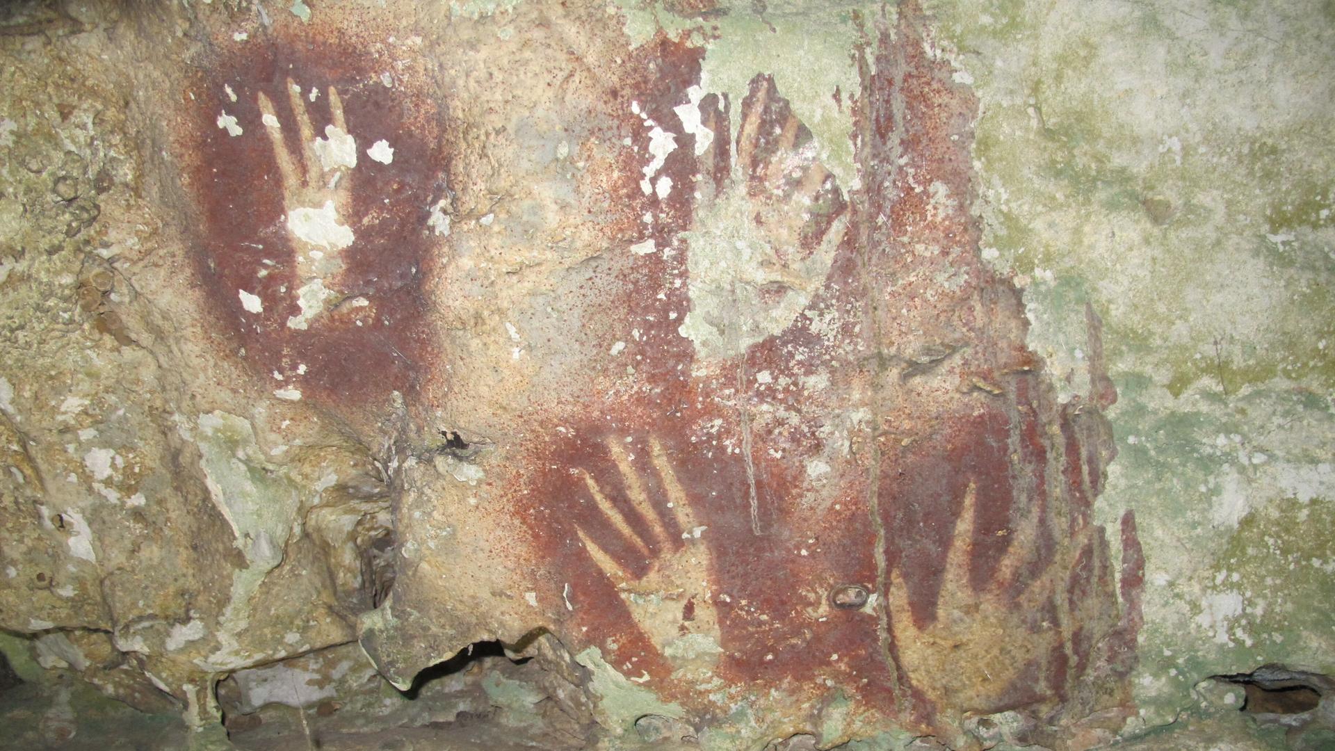 Ein Handabdruck, der an der Wand einer Höhle in Indonesien gefunden wurde, wurde als das älteste bekannte Beispiel für Felskunst weltweit identifiziert; er ist mindestens 67.800 Jahre alt. Ein Handabdruck, der an der Wand einer Höhle in Indonesien gefunden wurde, wurde als das älteste bekannte Beispiel für Felskunst weltweit identifiziert; er ist mindestens 67.800 Jahre alt.