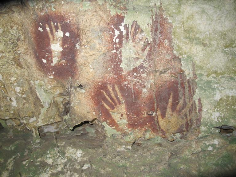 Ein Handabdruck, der an der Wand einer Höhle in Indonesien gefunden wurde, wurde als das älteste bekannte Beispiel für Felskunst weltweit identifiziert; er ist mindestens 67.800 Jahre alt. 