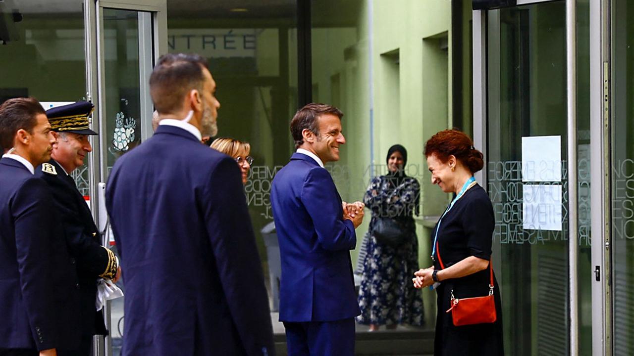 Frankreichs Präsident Macron wird vor dem Klinikeingang in Grenoble von der Direktorin des Krankenhauses begrüßt. Frankreichs Präsident Macron wird vor dem Klinikeingang in Grenoble von der Direktorin des Krankenhauses begrüßt.