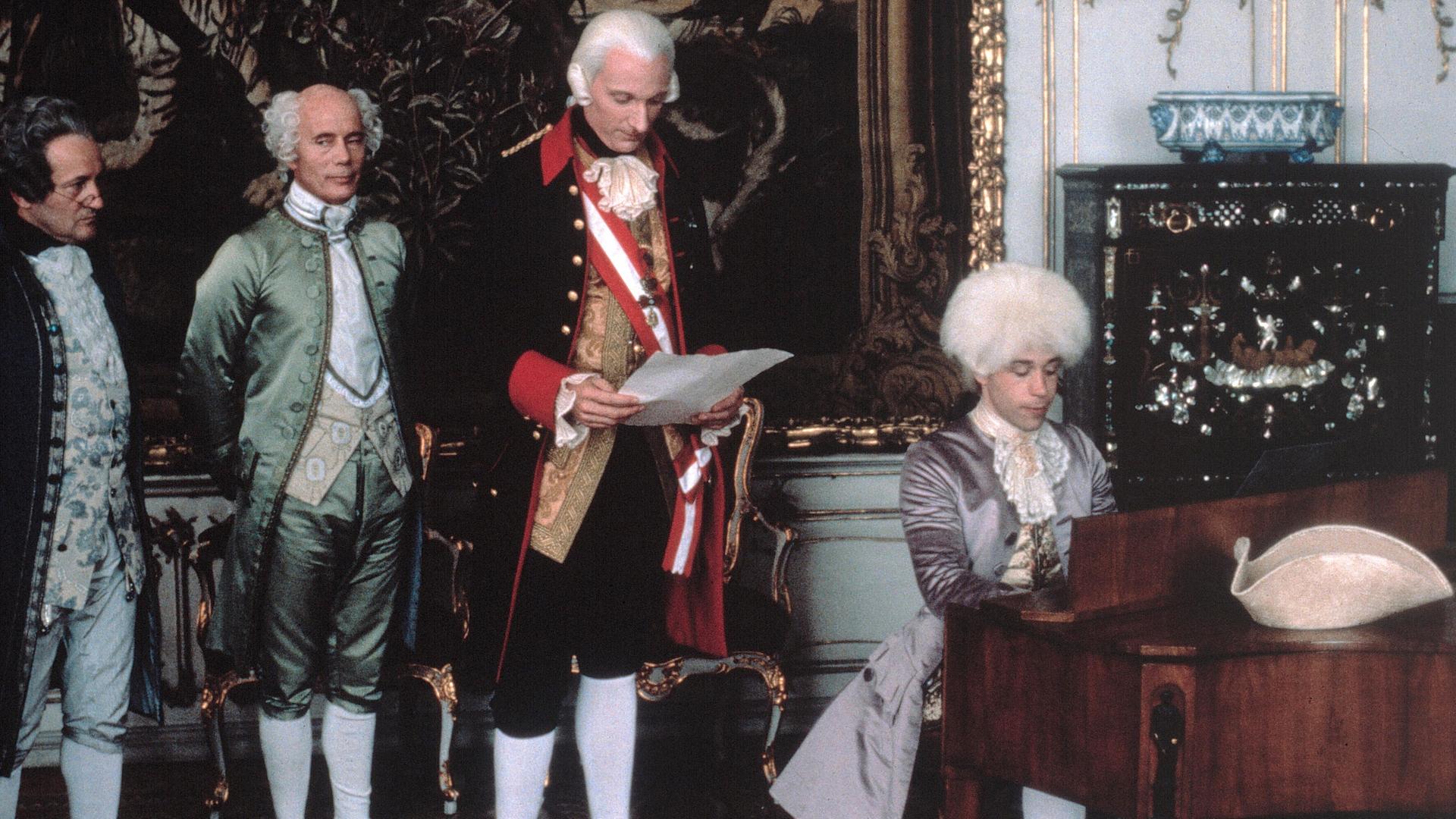Szene Szene aus dem Film "Amadeus" vom Regisseur Milos Forman mit dem Schauspieler Tom Hulce als Wolfgang Amadeus Mozart am Klavier Szene Szene aus dem Film "Amadeus" vom Regisseur Milos Forman mit dem Schauspieler Tom Hulce als Wolfgang Amadeus Mozart am Klavier