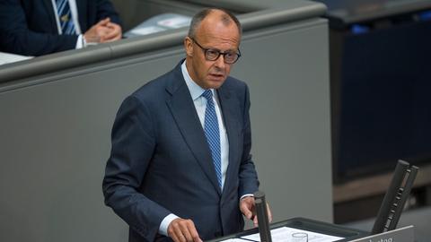 Bundeskanzler Friedrich Merz (CDU) spricht im Plenarsaal.