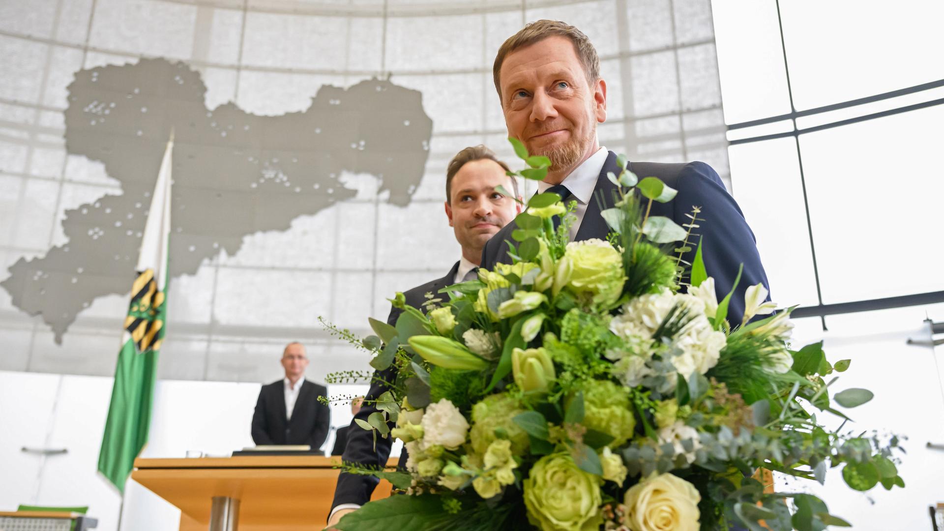 Michael Kretschmer (CDU) hat nach seiner Wahl zum Ministerpräsidenten von Sachsen im Plenarsaal im Sächsischen Landtag Blumen bekommen. 