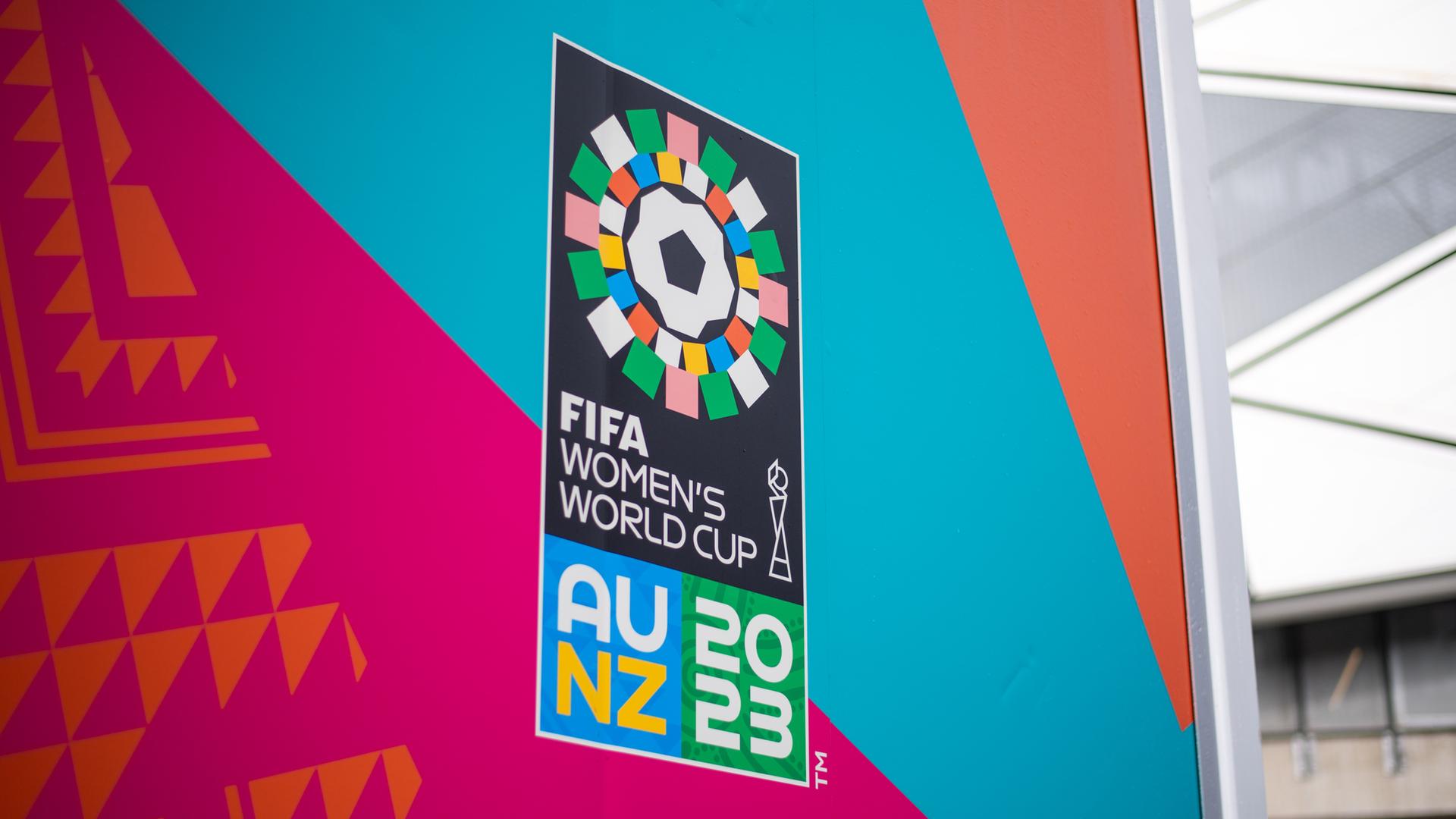 Das hockant stehende rechteckige Logo der Wm mit Kreisen aus bunten Vierecken auf einem Ständer mit buntem Hintergrund. Das hockant stehende rechteckige Logo der Wm mit Kreisen aus bunten Vierecken auf einem Ständer mit buntem Hintergrund.