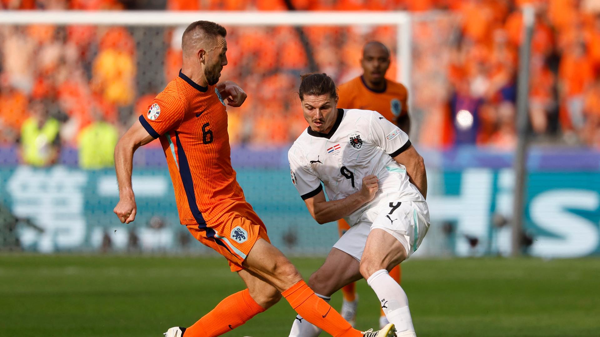 Beim EM-Gruppenspiel zwischen den Niederlanden und Österreich liefern sich der Österreicher Marcel Sabiter und der Niederländer Stefan de Vrij einen Zweikampf. 