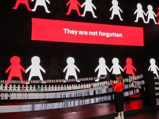 Papierpuppen und der Schriftzug "They are not forgotten" erinnern an die durch Russland verschleppten ukrainischen Kinder.