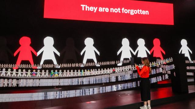 Papierpuppen und der Schriftzug "They are not forgotten" erinnern an die durch Russland verschleppten ukrainischen Kinder.