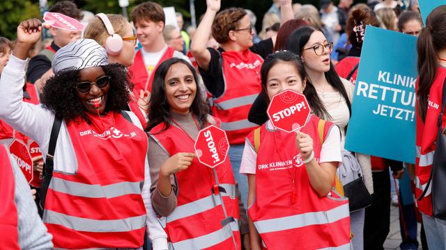 Mitarbeiter in der Gesundheitsbranche demonstrieren in Berlin gegen die geplante Reform der Krankenkassen.