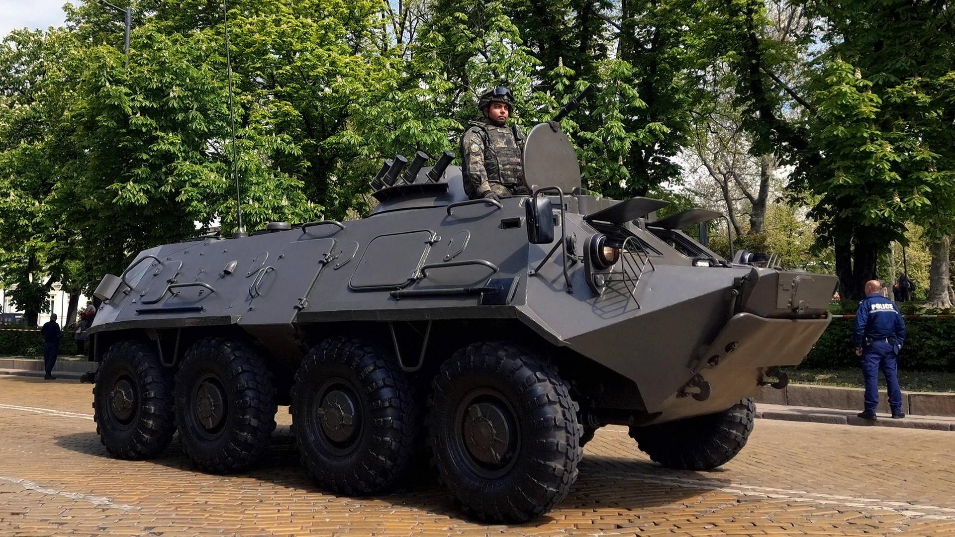 Ein Panzerfahrzeug mit einem Soldaten bei einer Militärparade. Ein Panzerfahrzeug mit einem Soldaten bei einer Militärparade.