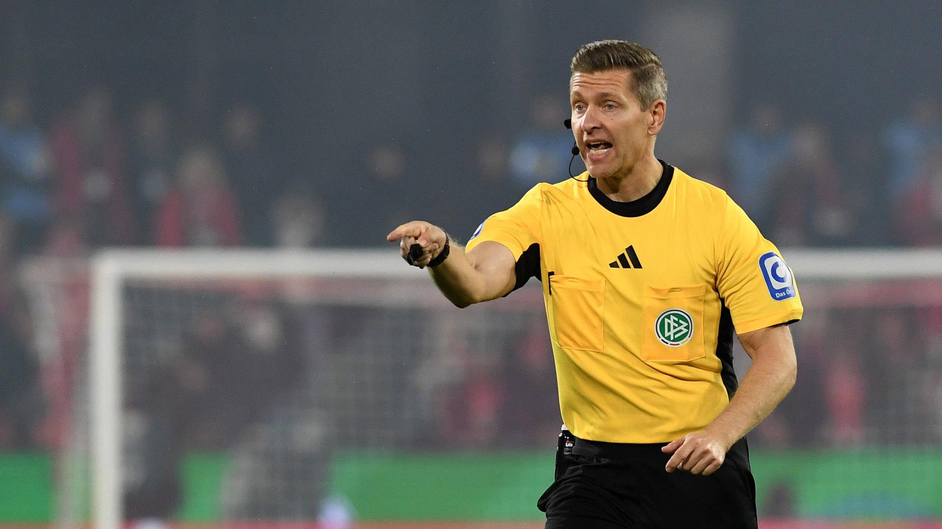 Schiedsrichter Tobias Welt beim Spiel des 1. FC Köln gegen Bayern München