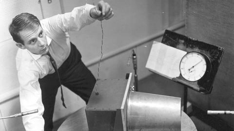 Karlheinz Stockhausen hantiert 1962 im Kölner Studio für elektronische Musik an einem Messgerät