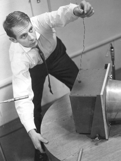 Karlheinz Stockhausen hantiert 1962 im Kölner Studio für elektronische Musik an einem Messgerät
