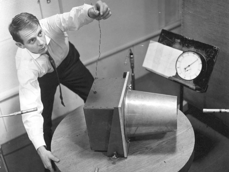 Karlheinz Stockhausen hantiert 1962 im Kölner Studio für elektronische Musik an einem Messgerät