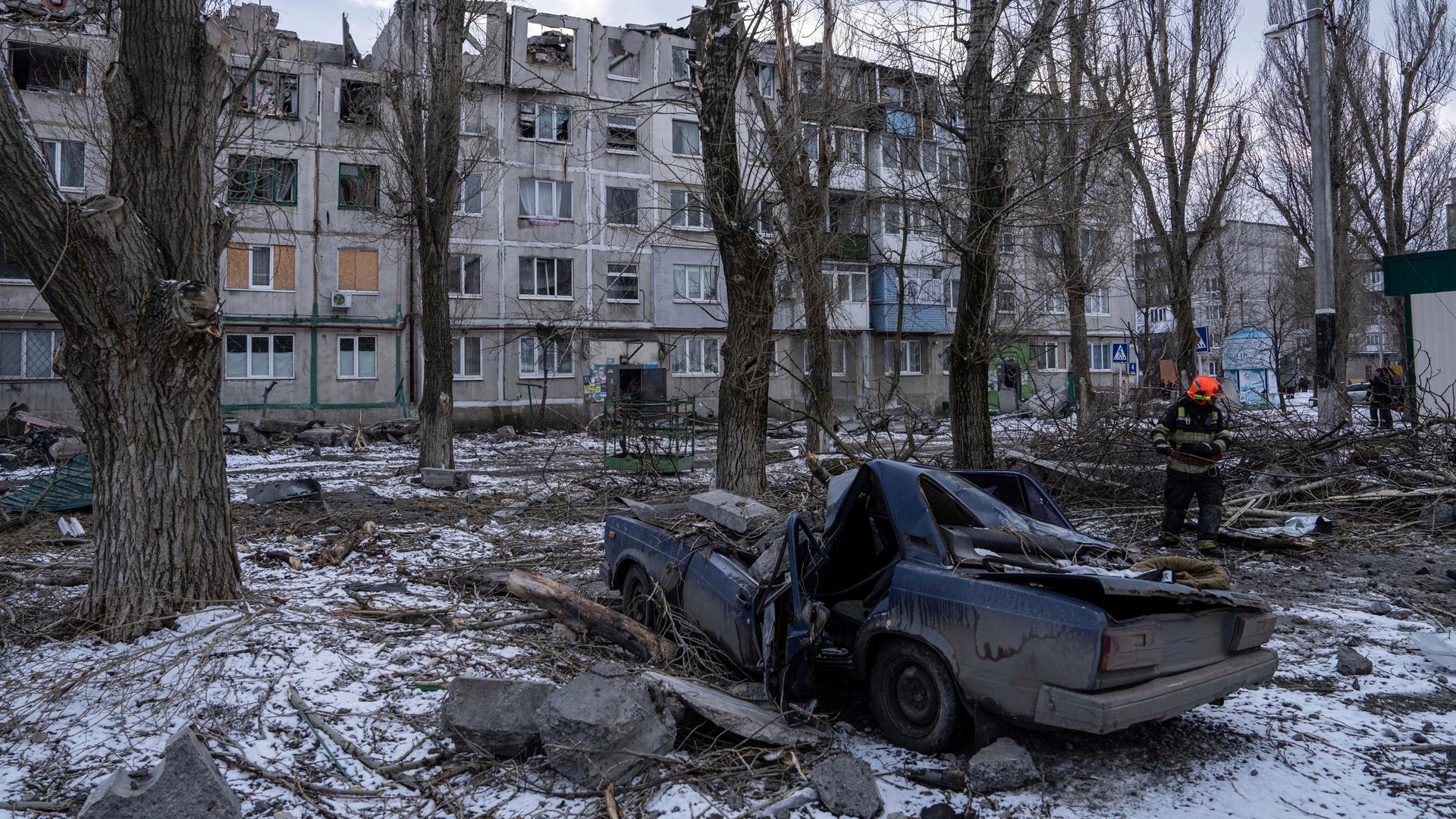 Ein Rettungsarbeiter räumt im ukrainischen Pokrowsk die Trümmer eines Wohnhauses weg, das durch eine Rakete zerstört wurde. 