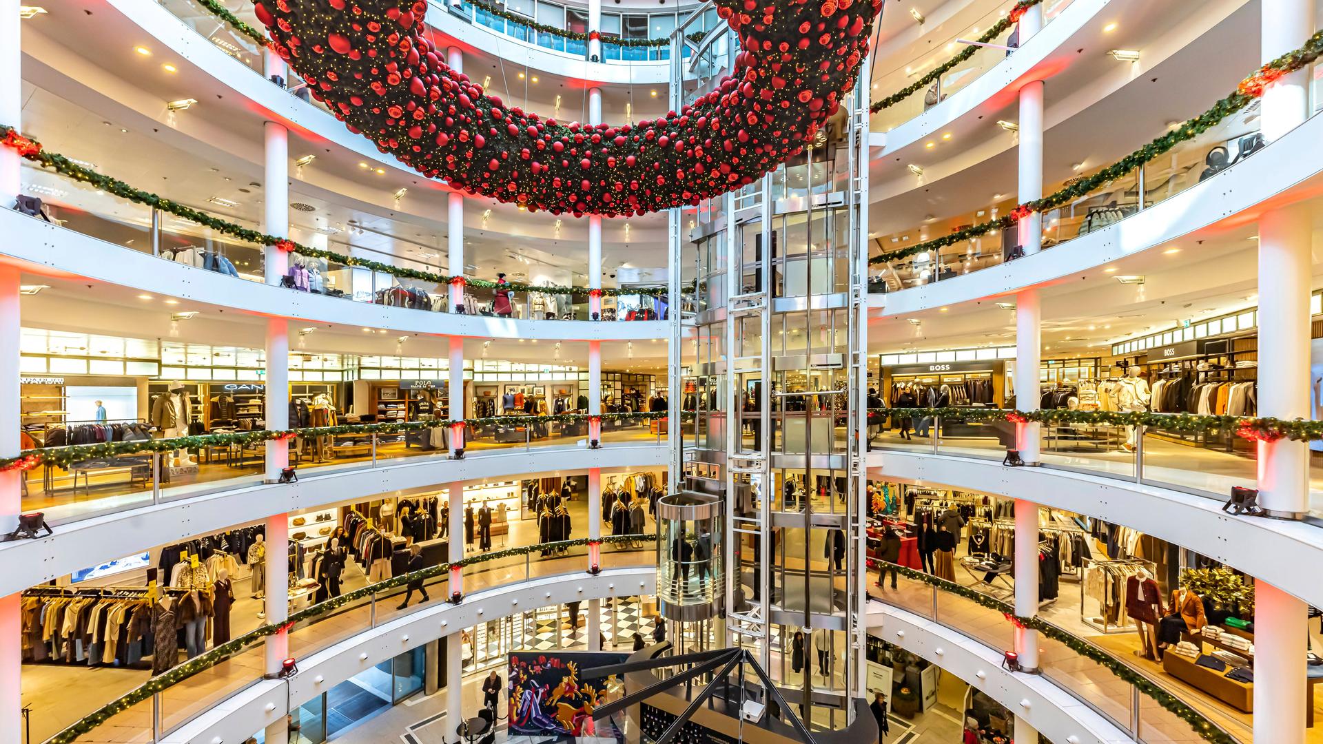 Kaufhaus Breuninger am Marktplatz in Stuttgart zur Adventszeit. Innenansicht mit weihnachtlicher Dekoration. Atrium mit Glaskuppel und mächtigem Adventskranz. 