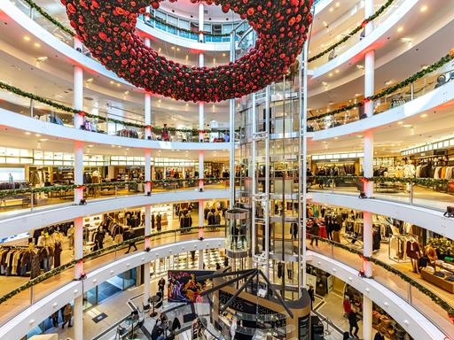 Kaufhaus Breuninger am Marktplatz in Stuttgart zur Adventszeit. Innenansicht mit weihnachtlicher Dekoration. Atrium mit Glaskuppel und mächtigem Adventskranz. 