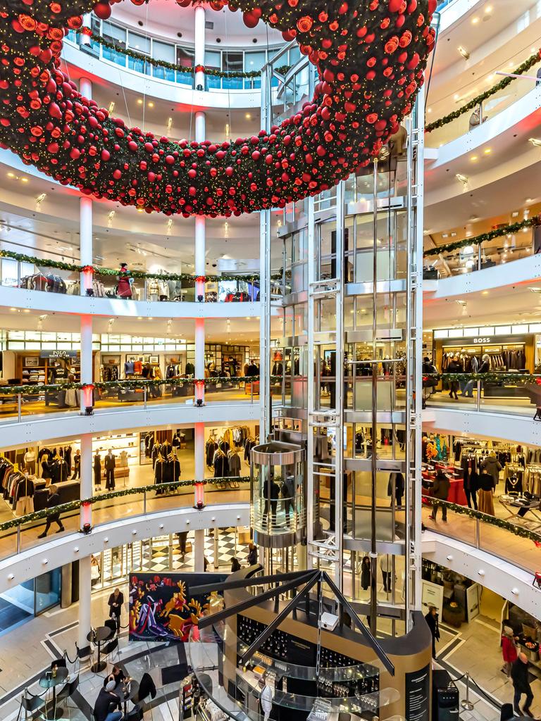 Kaufhaus Breuninger am Marktplatz in Stuttgart zur Adventszeit. Innenansicht mit weihnachtlicher Dekoration. Atrium mit Glaskuppel und mächtigem Adventskranz. 