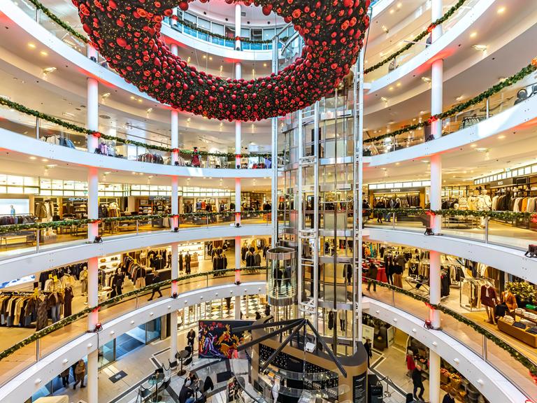 Kaufhaus Breuninger am Marktplatz in Stuttgart zur Adventszeit. Innenansicht mit weihnachtlicher Dekoration. Atrium mit Glaskuppel und mächtigem Adventskranz. 