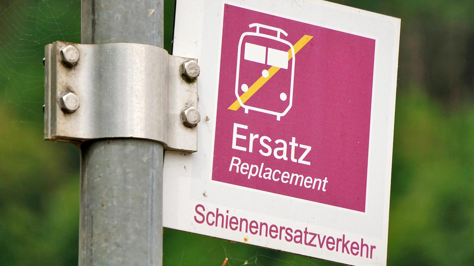 Einen durchgestrichenen Zug und Schienenersatzverkehr kündigt ein Schild der Deutschen Bahn an. Einen durchgestrichenen Zug und Schienenersatzverkehr kündigt ein Schild der Deutschen Bahn an.