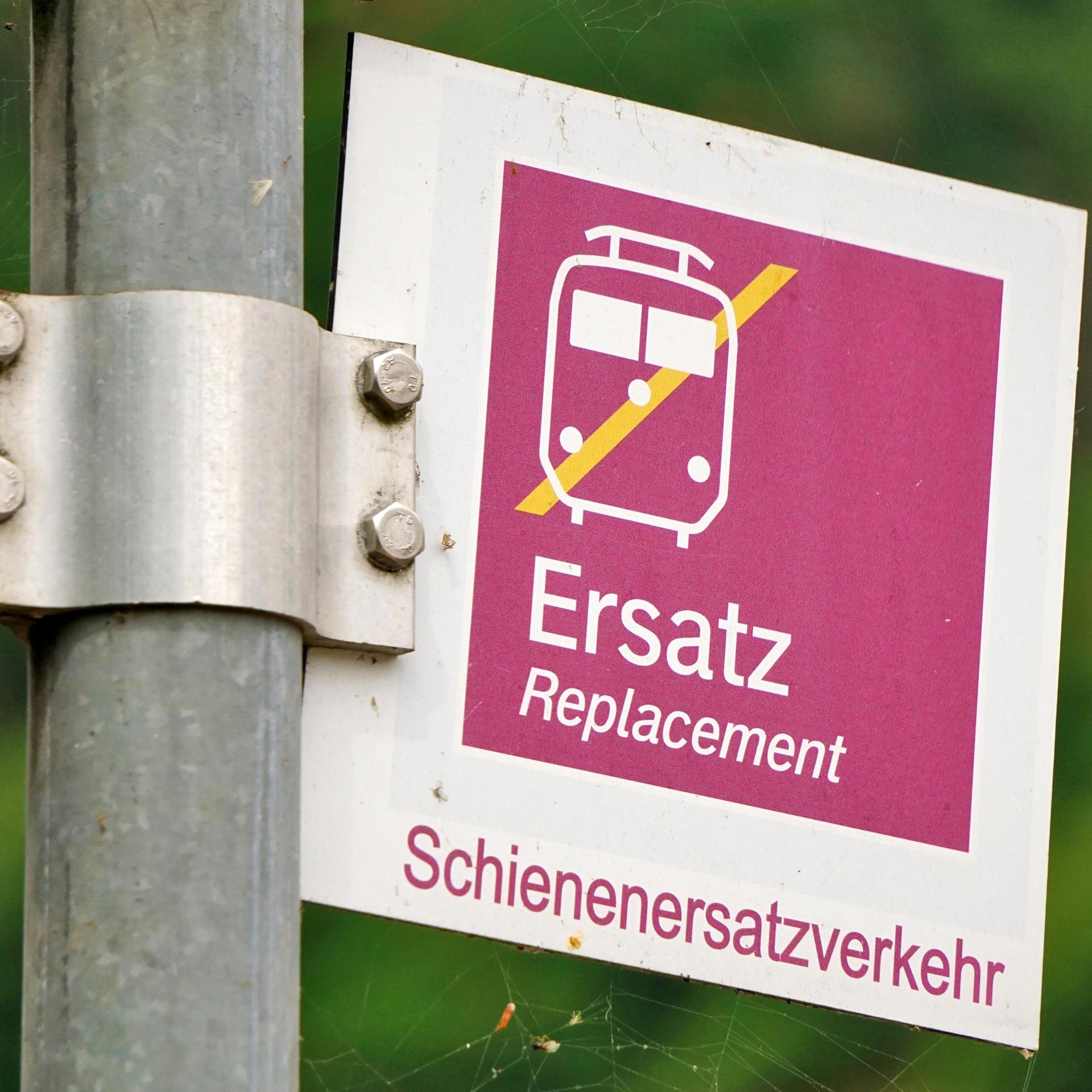 Einen durchgestrichenen Zug und Schienenersatzverkehr kündigt ein Schild der Deutschen Bahn an. 