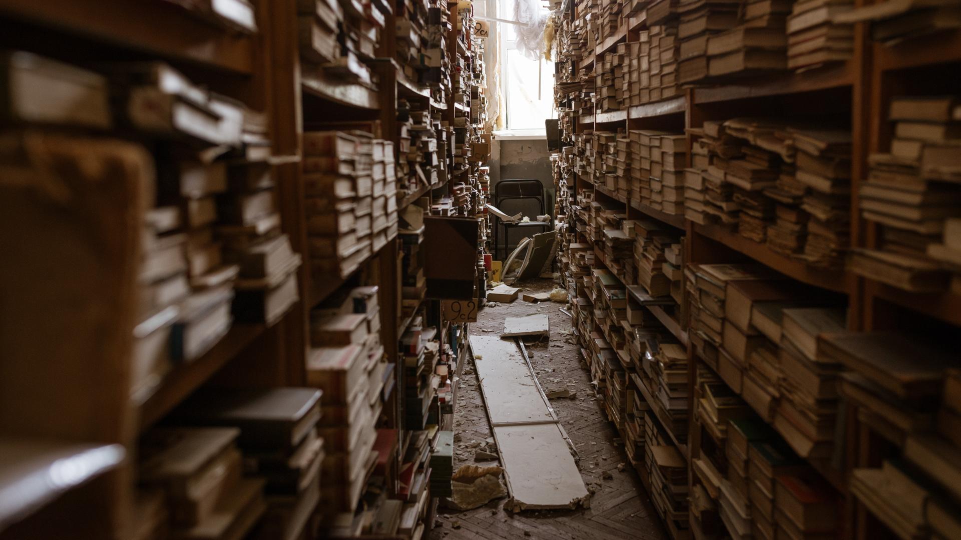 Blick in das Archiv der Bibliothek der Universität in Kiew mit Kriegsschäden. 