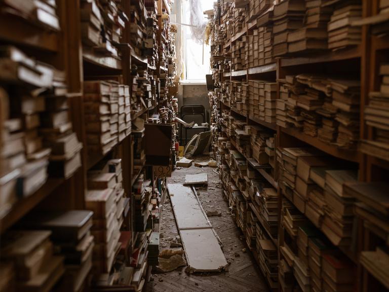 Blick in das Archiv der Bibliothek der Universität in Kiew mit Kriegsschäden. 