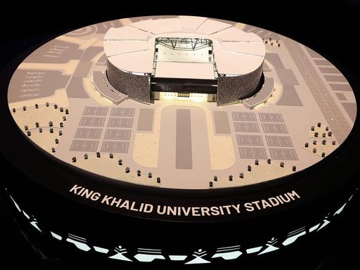 Ein Modell des geplanten King-Khalid-Universitätsstadions ist in der Ausstellung zur saudi-arabischen WM-Bewerbung in Riad, Saudi-Arabien, zu sehen.