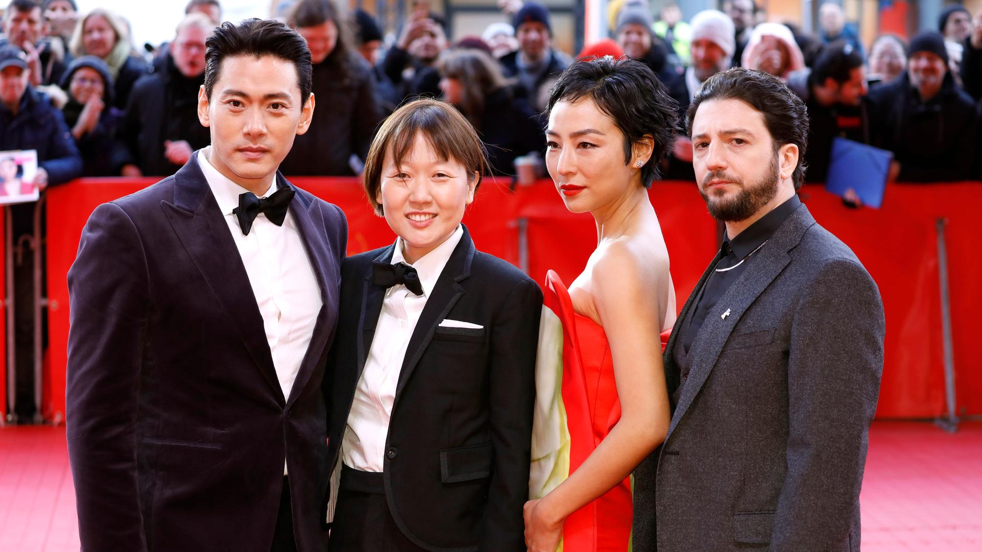 Teo Yo, John Magaro, Celine Song, Greta Lee und John Magaro bei der Premiere des Kinofilms 'Past Lives' auf der Berlinale 2023.