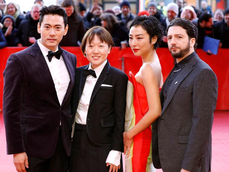 Teo Yo, John Magaro, Celine Song, Greta Lee und John Magaro bei der Premiere des Kinofilms 'Past Lives' auf der Berlinale 2023 / 73. Internationale Filmfestspiele Berlin im Berlinale Palast. Berlin, 19.02.2023